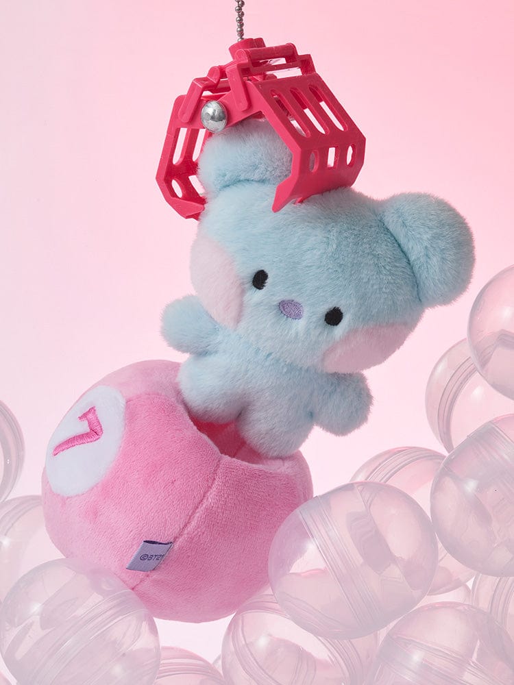 BT21 KOYA minini PLUSH LUCKY GATCHA : peluche KOYA koala bleu, porte-clés dans ambiance rose avec accessoires Gatcha, marque BT21.