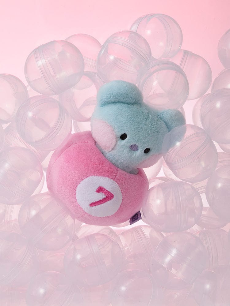 BT21 KOYA minini PLUSH LUCKY GATCHA : peluche KOYA koala RM BTS sur fond de balles roses et blanches