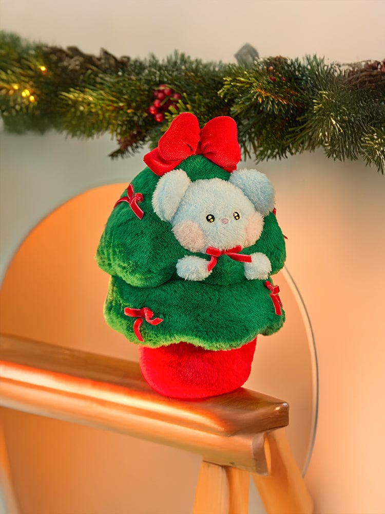 BT21 KOYA minini TREE PLUSH PETITE HOLIDAY : peluche KOYA koala, décor sapin de Noël, marque BT21, en situation