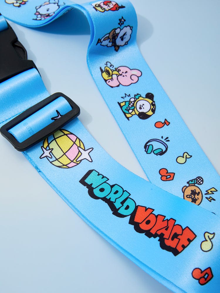 BT21 LUGGAGE BELT WORLD VOYAGE, sangle bleue LINE FRIENDS avec motifs BT21, gros plan sur accessoires de voyage.