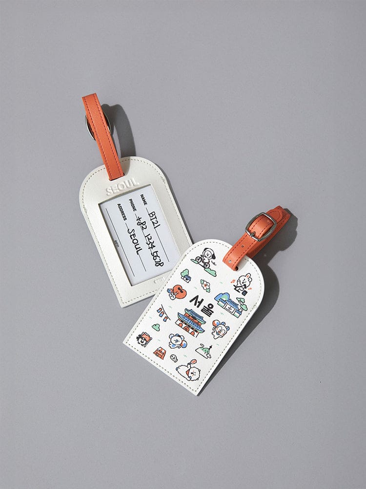 BT21 LUGGAGE TAG SEOUL EDITION : étiquette de bagage LINE FRIENDS avec personnages BTS, fond gris, style voyage.