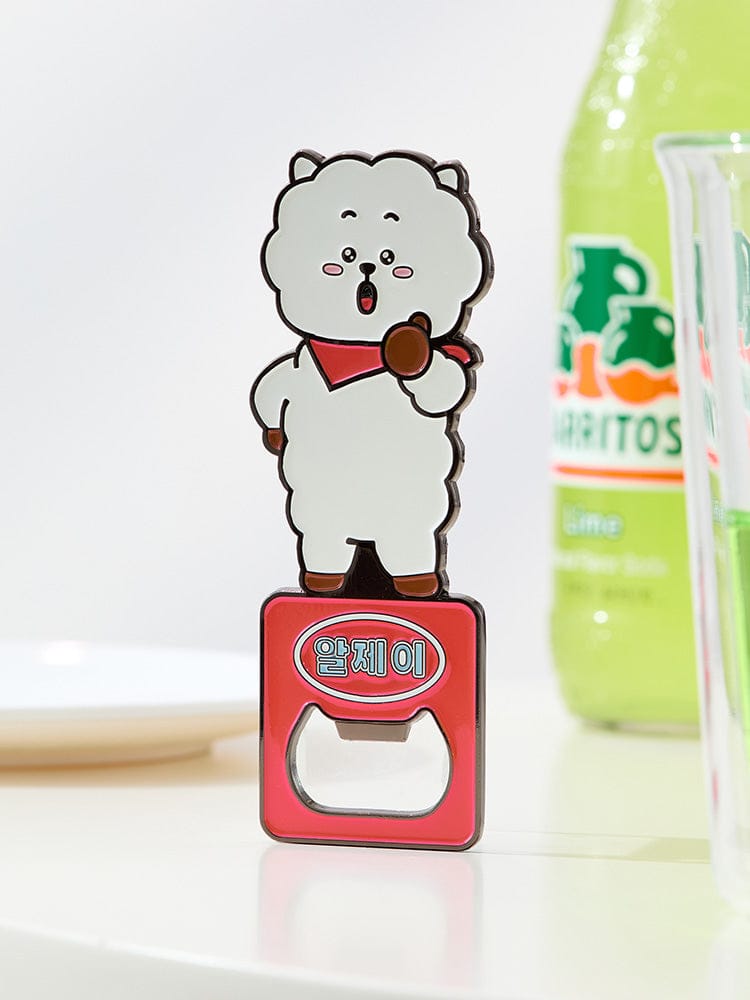 BT21 MAGNET OPENER SOUVENIR LINE FRIENDS : ouvre-bouteille aimanté Koya, figurine kawaii sur comptoir avec boisson