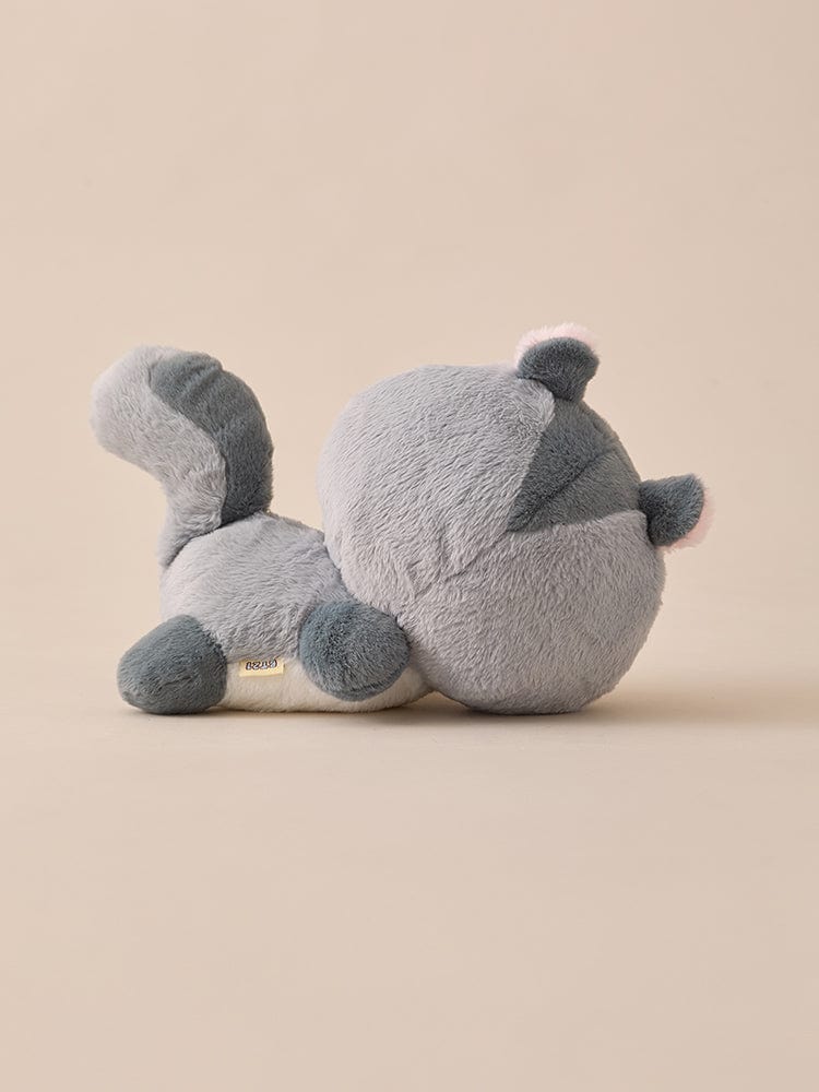 BT21 MANG BABY LYING DOLL FLUFFY, peluche officielle LINE Friends de Mang, poney danseur masqué, allongée sur fond beige.