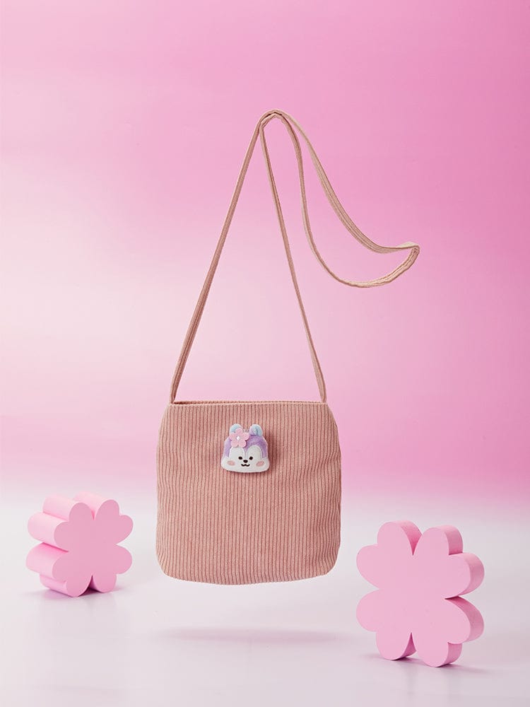 BT21 MANG MINI CORDUROY CROSSBODY BAG SPRING DAYS, sac bandoulière LINE FRIENDS en velours côtelé rose, fond printemps