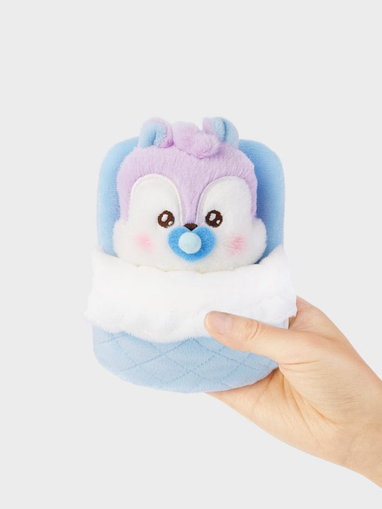 BT21 MANG NEWBORN BABY PLUSH LINE FRIENDS : peluche bébé Mang douce et pelucheuse, présentée en main sur fond clair.