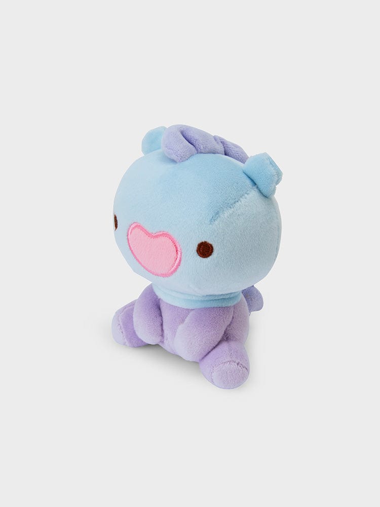 BT21 MANG minini LYING DOLL peluche officielle de la marque BT21, poney bleu couché, décor chambre, vue studio fond clair