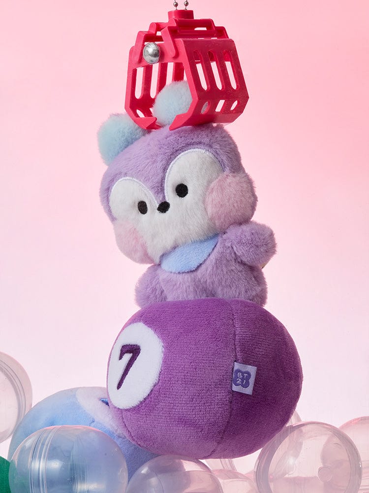 BT21 MANG minini PLUSH LUCKY GATCHA : peluche MANG masqué BT21, sur fond rose, tenue de danseur, décor chambre cadeau