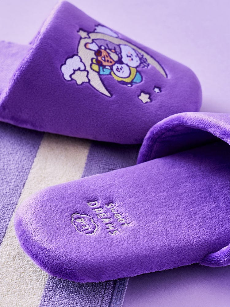 BT21 NEW BASIC SWEET DREAMS HOME SLIPPER violet, LINE FRIENDS, chausson kawaii dans un intérieur cosy