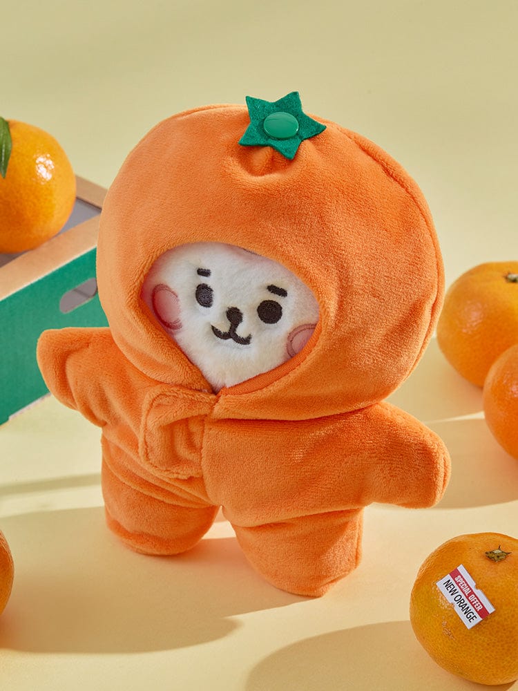 BT21 ORANGE PARTY COSTUME CLOSET - SPACESUIT, peluche orange de la marque BT21 en costume spatial, sur décor beige