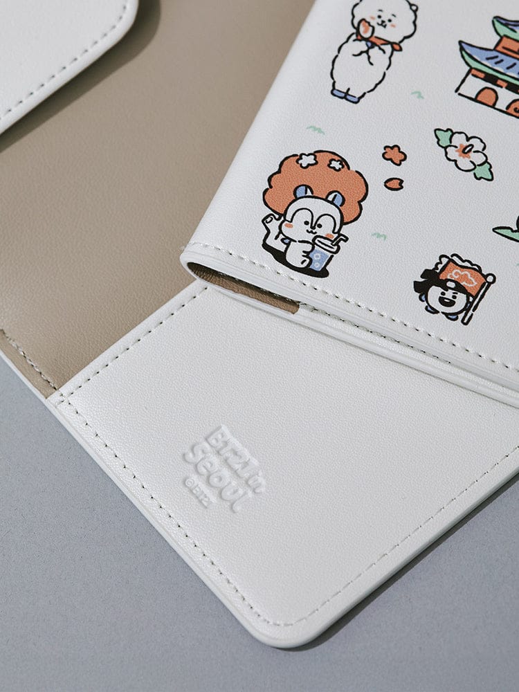 BT21 PASSPORT COVER SEOUL EDITION, housse de passeport LINE FRIENDS avec personnages BT21 sur fond blanc, style voyage