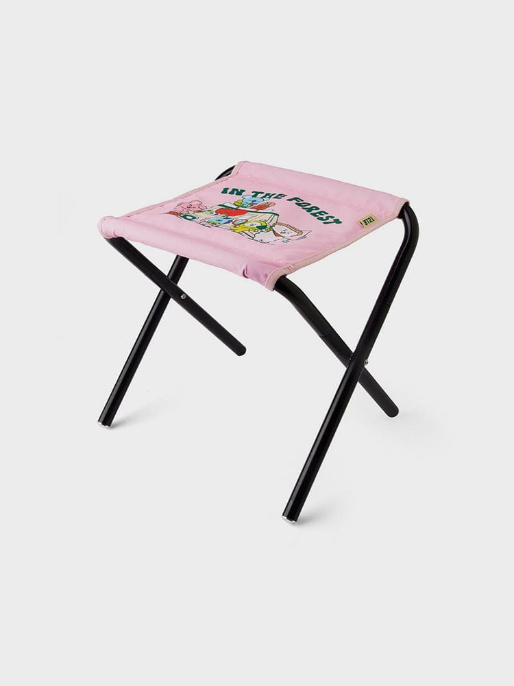 BT21 PICNIC FOLDABLE CHAIR de LINE FRIENDS : chaise pliable rose avec personnages BT21 pour pique-nique, accessoire voyage compact.