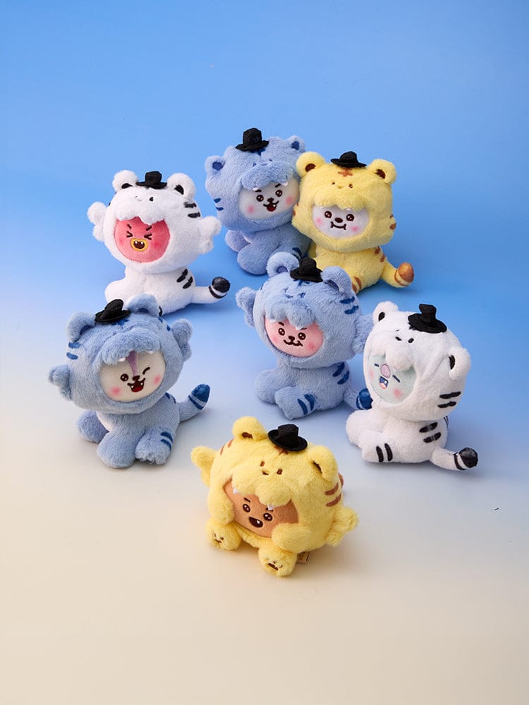 BT21 PLUSH K-HORANG, peluche LINE FRIENDS sous licence BTS, personnages assis sur fond clair, rendu fidèle au personnage.