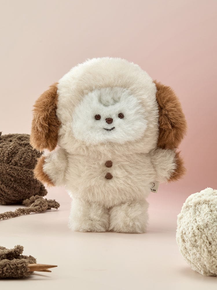 BT21 PLUSH MADE BY RJ, peluche alpaga RJ Jin BTS officielle LINE FRIENDS, sur fond beige, détails fidèles