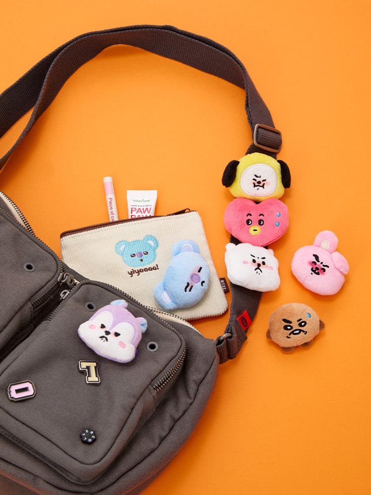 BT21 RANDOM FACE PLUSH BROOCH TODAY'S FACE (1P) peluches-broches BT21 sur sac, visuel coloré fond orange, LINE FRIENDS/BTS