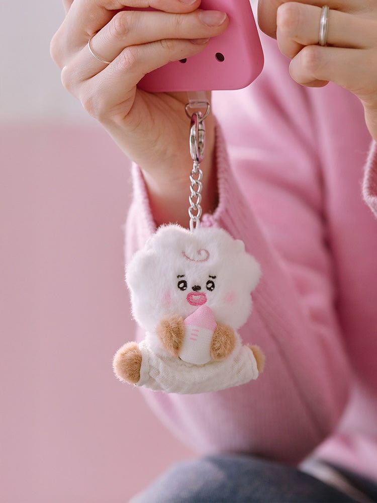 BT21 RJ BABY PLUSH KEYRING NEWBORN SEASON 2 : porte-clés alpaga RJ en peluche, accroché à un trousseau, mains et fond rose