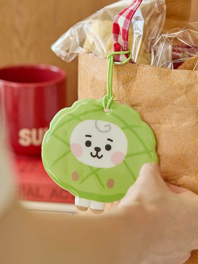 BT21 RJ BABY PVC NAME TAG BAKERY SHOP, tag de voyage LINE FRIENDS avec RJ sur sac en boulangerie, main tenant le sachet
