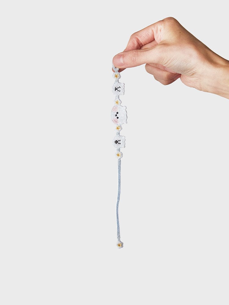 BT21 RJ BRACELET BIG & TINY EDITION LINE FRIENDS : bracelet beauté kawaii avec breloques RJ, porté en main sur fond clair.