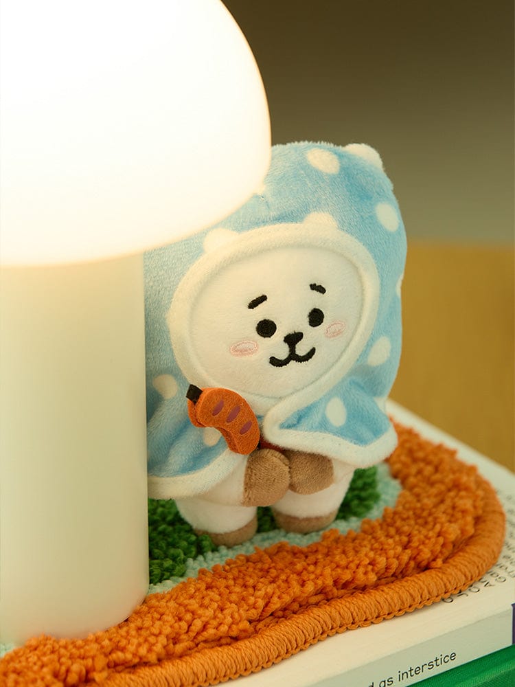 BT21 RJ DOLL KEYRING CAMPFIRE : porte-clés RJ en alpaga devant un décor feu de camp, accessoire LINE FRIENDS officiel.