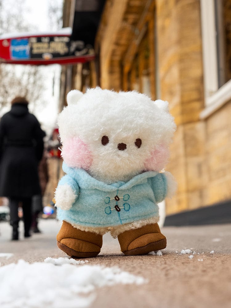 BT21 RJ minini DOLL BOOTS EDITION : peluche officielle RJ alpaga Jin de BTS, en extérieur sur la neige, collection minini.