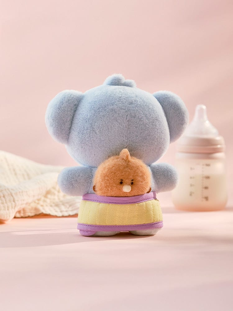 BT21 SHOOKY BABY PLUSH CLOSET - BABY SLING NEWBORN SEASON 2, peluche SHOOKY dans chambre bébé avec biberon