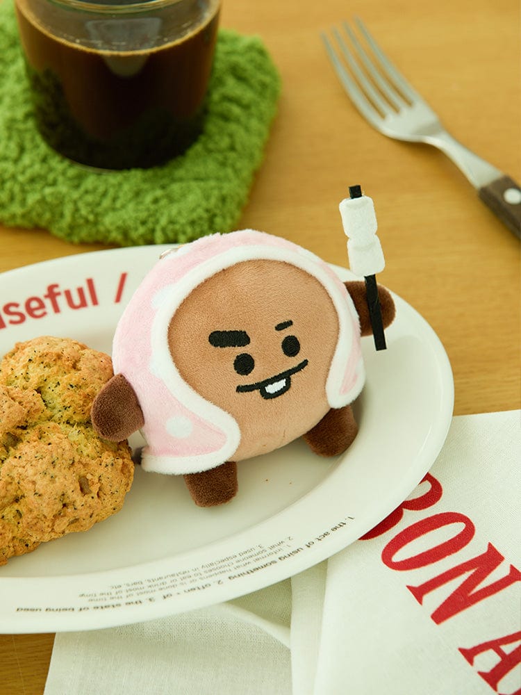 BT21 SHOOKY DOLL KEYRING CAMPFIRE : porte-clés Shooky sur une table avec repas, marque LINE FRIENDS, ambiance camp