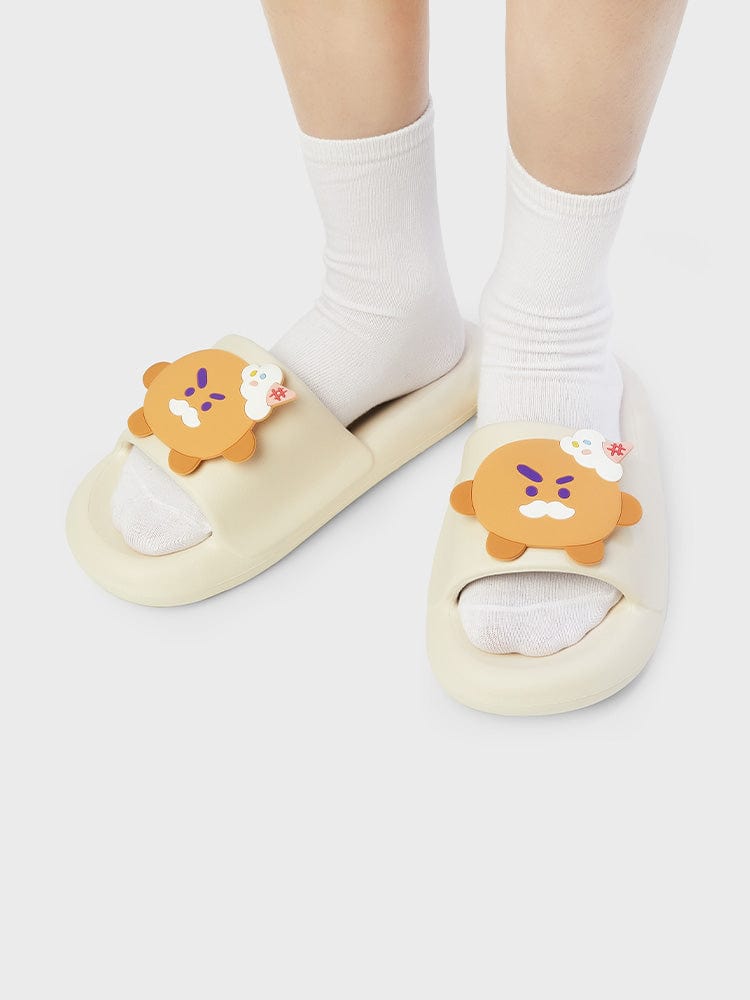 BT21 SHOOKY SLIPPERS ON THE CLOUD EDITION, chaussons officiels LINE FRIENDS avec SHOOKY sur fond blanc.