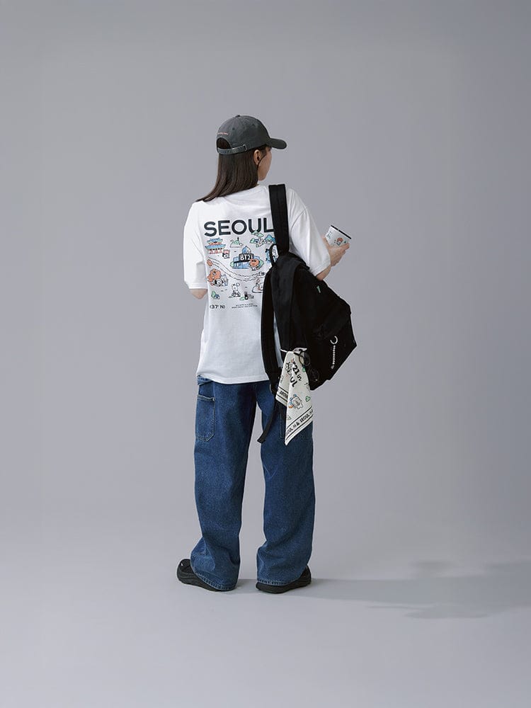 BT21 SHORT SLEEVE T-SHIRTS SEOUL EDITION ver.1 (WHITE) sur mannequin, design « SEOUL » LINE FRIENDS, style K-pop