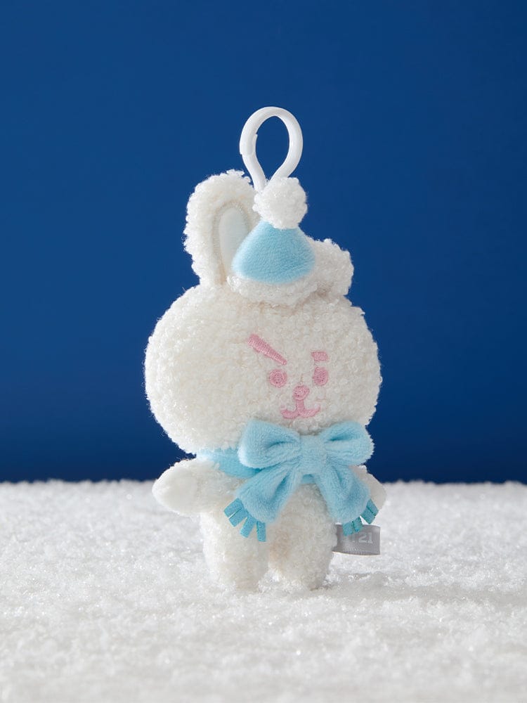 BT21 SNOWMAN PLUSH KEYRING, porte-clés peluche bonhomme de neige BT21 (LINE FRIENDS) sur neige, fond bleu