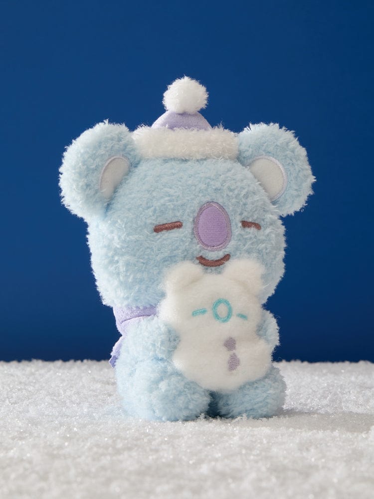 BT21 SNOWMAN PLUSH peluche officielle LINE FRIENDS avec personnage hiver bleu, posée sur neige, fond bleu