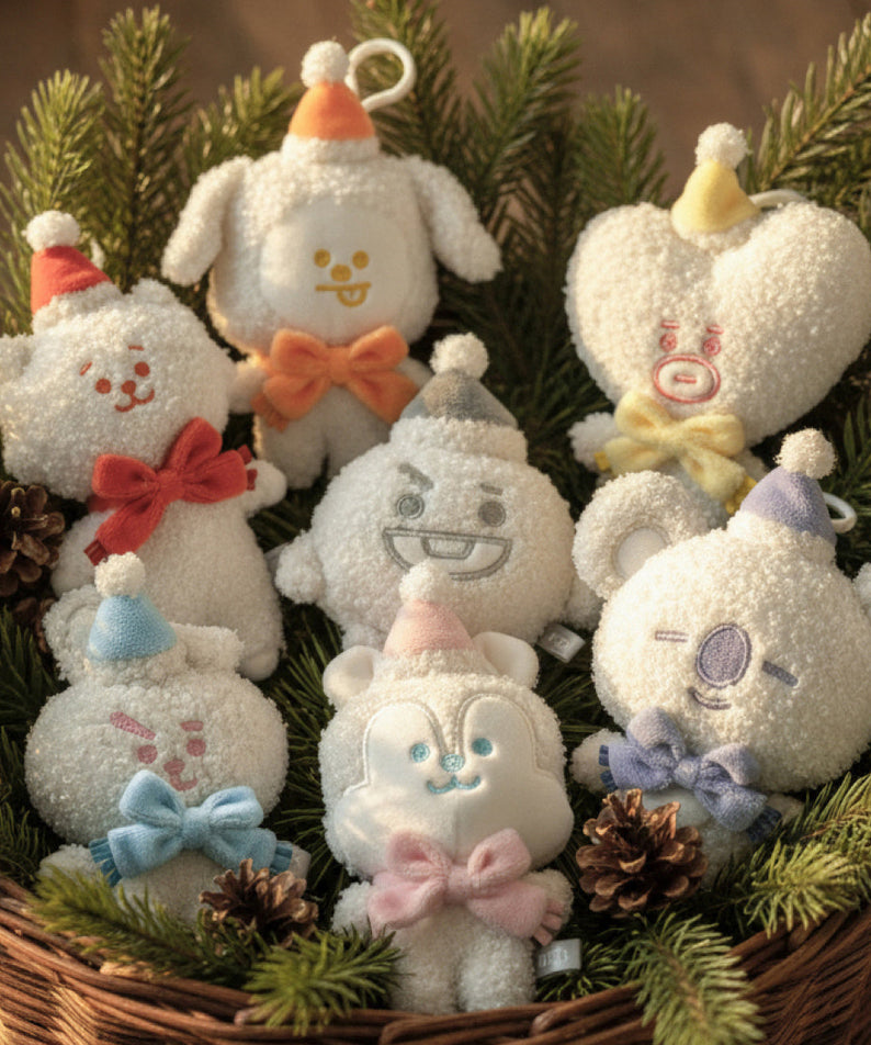 BT21  Snowman Doll Keychain en peluche, marque BT21, dans un décor de Noël avec sapin et boules de neige