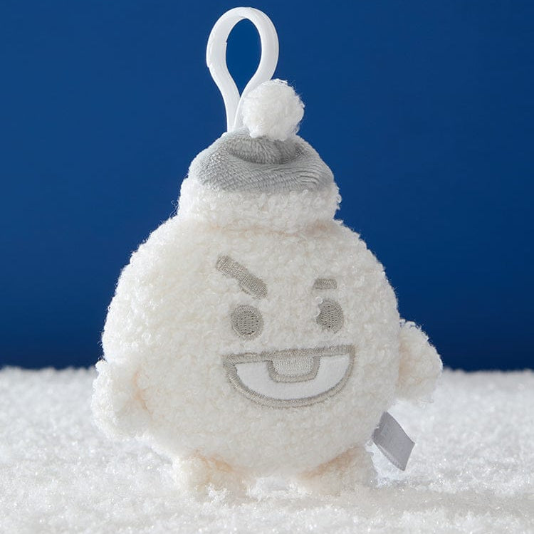 BT21  Snowman Doll Keychain, peluche bonhomme de neige blanc avec mousqueton, sur fond bleu, marque BT21.