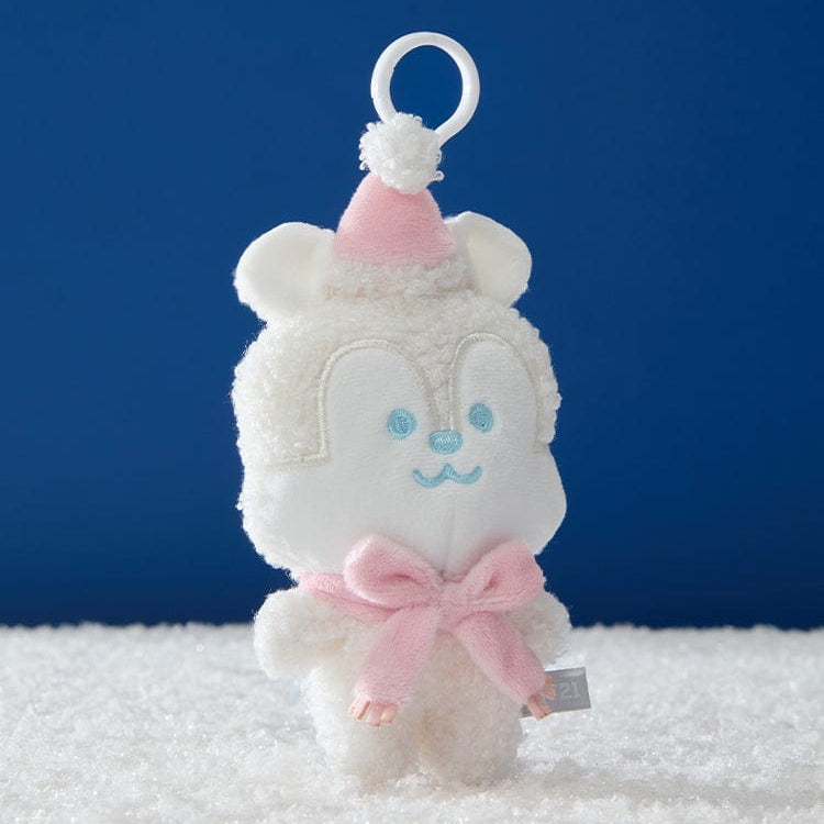 BT21  Snowman Doll Keychain de la marque BT21, bonhomme de neige mignon en peluche avec mousqueton, fond bleu.