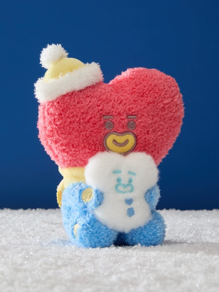BT21  Snowman Doll de la marque BT21, bonhomme de neige en peluche, décor d’hiver sur fond bleu.