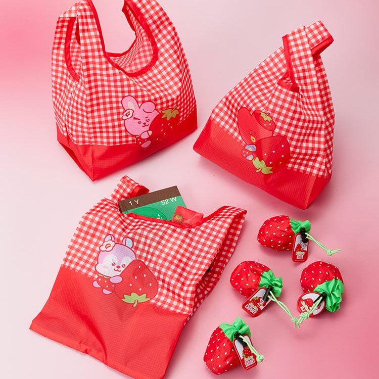 BT21  Strawberry Party Pouch Market Bag, la marque BT21, pochettes fraises à carreaux rouges sur fond rose.