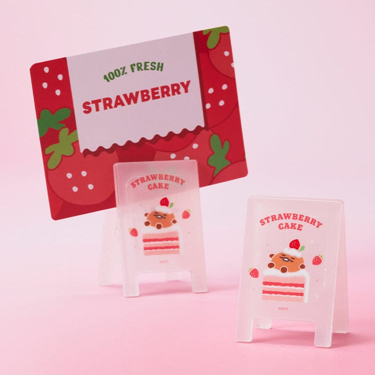 BT21  Strawberry Party Random Acrylic Multi Clip (1 Piece) : 2 clips acryliques transparents fraise, arrière-plan rose.