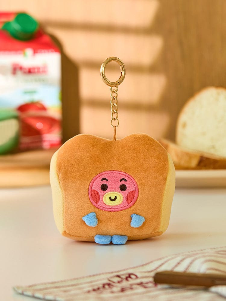 BT21 TATA BABY PLUSH KEYRING BAKERY SHOP : porte-clés peluche TATA, ambiance boulangerie, sur table en bois.