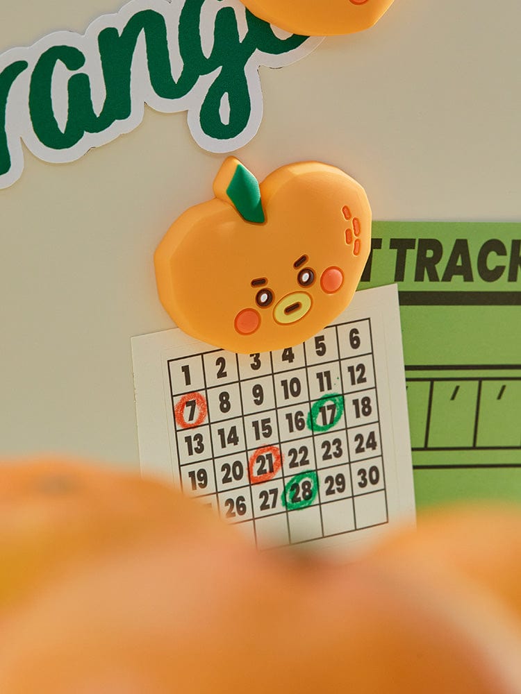 BT21 TATA BABY SILICONE MAGNET ORANGE PARTY LINE FRIENDS, aimant orange mignon sur bloc calendrier, ambiance bureau.