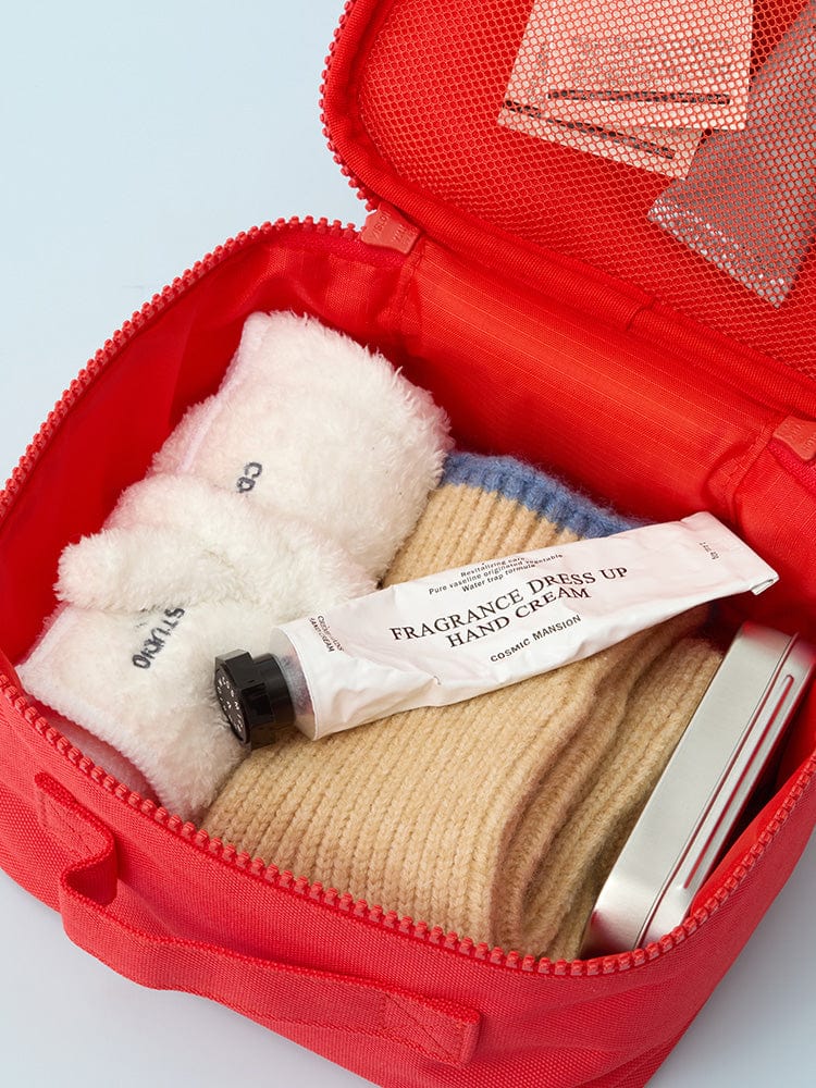 BT21 TATA BASIC MULTI POUCH (M) LINE FRIENDS : pochette rouge ouverte avec accessoires, sur fond clair, design TATA.
