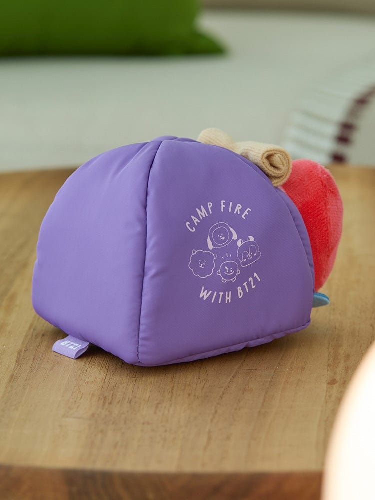 BT21 TATA DOLL CAMPFIRE, peluche officielle LINE FRIENDS, TATA au campfire, posée sur un lit, ambiance cozy.