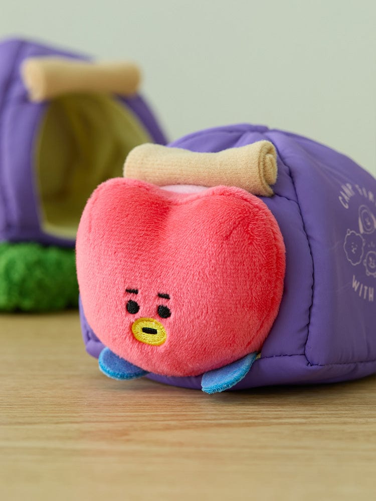 BT21 TATA DOLL CAMPFIRE : peluche TATA (LINE FRIENDS) au camp, détail tête rouge sur table, style cozy BTS