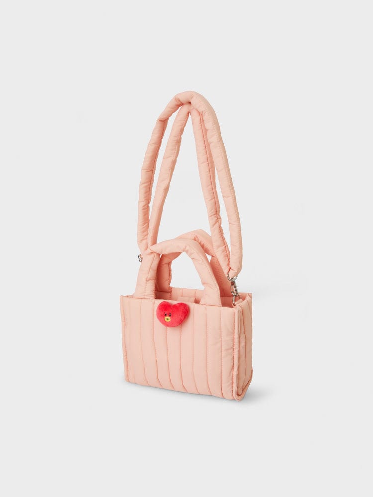 BT21 TATA QUILTED BAG WITH FACE PLUSH BADGE WINTER EDITION, sac matelassé rose avec badge visage, fond blanc
