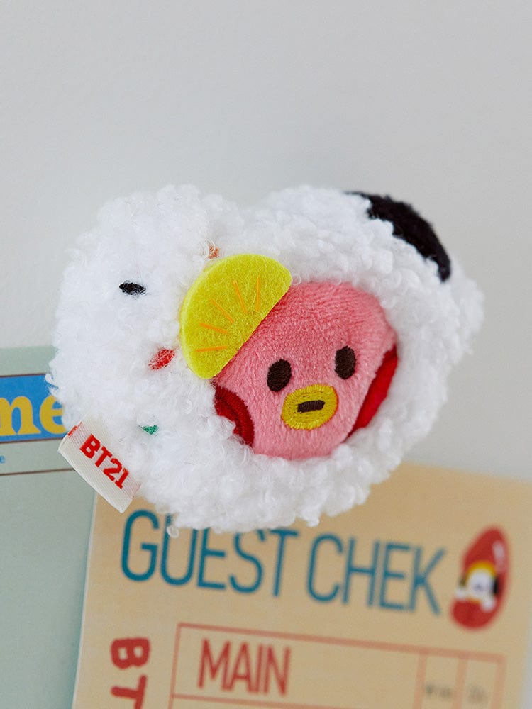 BT21 TATA minini PLUSH MAGNET BUNSIK, peluche magnétique V de BTS, tête TATA dans un décor “Guest Chek”.