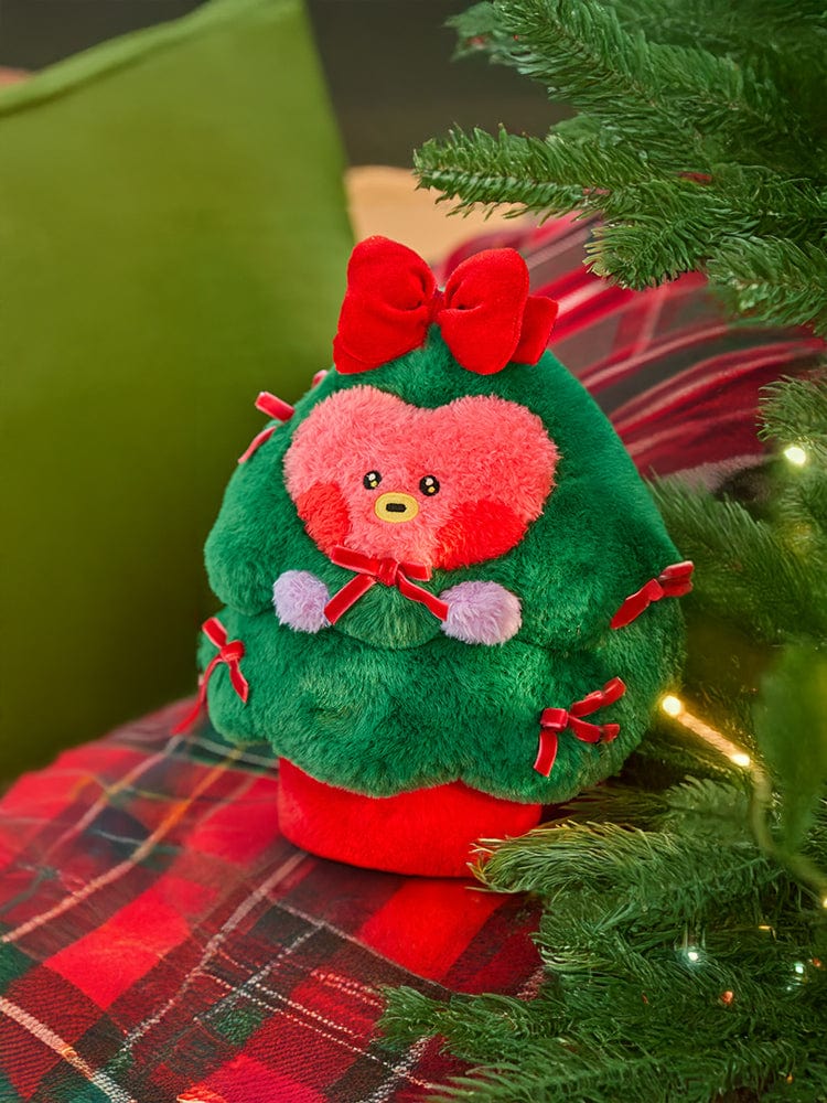 BT21 TATA minini TREE PLUSH PETITE HOLIDAY, peluche de marque BT21 à côté d’un sapin, déco Noël en tissu vert
