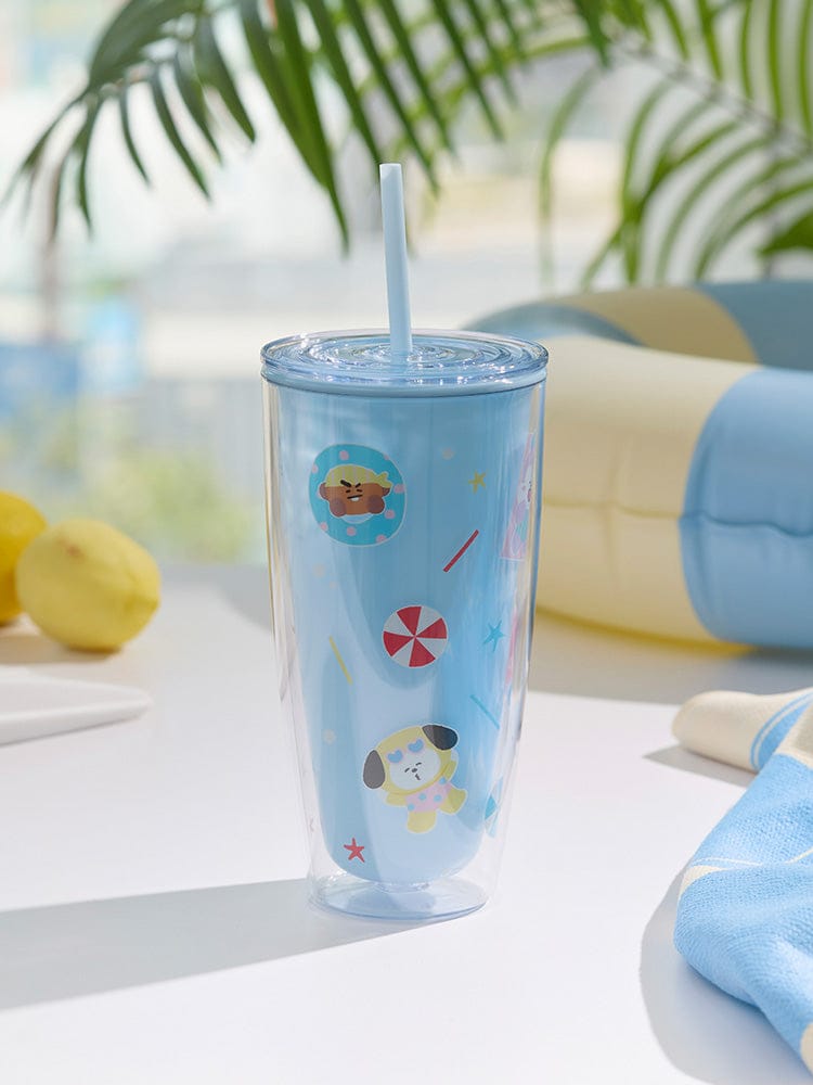 BT21 TUMBLER (24 oz) SPLASH EDITION, gobelet officiel LINE FRIENDS bleu avec paille, ambiance kawaii sur canapé