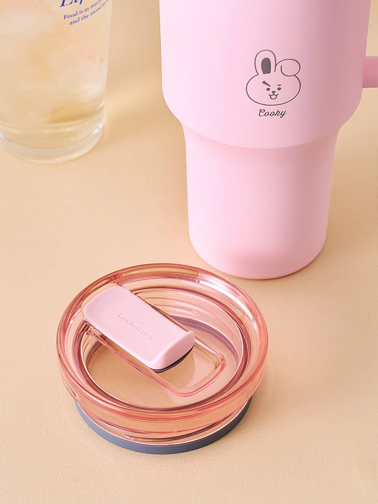 BT21 TUMBLER (28 OZ) DAILY BASIC LINE FRIENDS : gobelets roses kawaii avec motif de personnage sur table