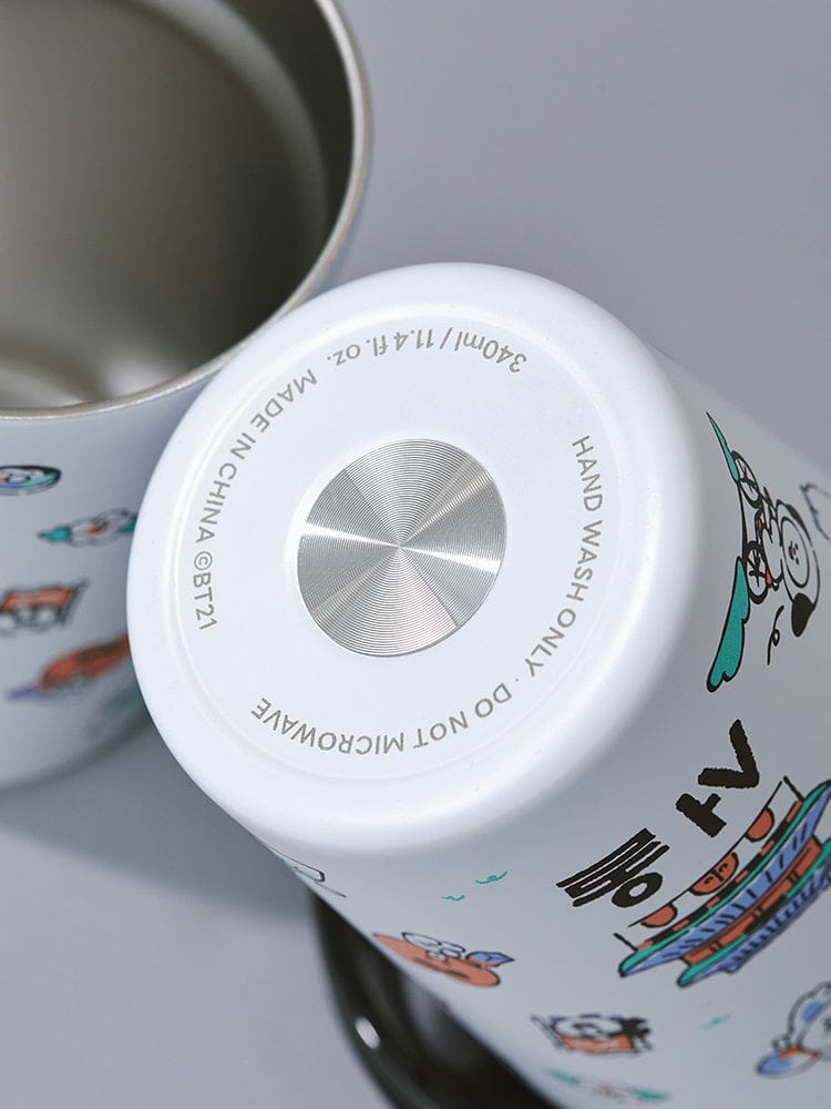 BT21 TUMBLER SEOUL EDITION (11oz) LINE FRIENDS : vue du couvercle métallique sur mug BT21, ambiance kawaii à la maison.