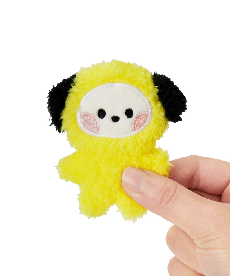 BT21 mini minini CHIMMY DOLL : peluche CHIMMY jaune mignonne, main tenant, fond clair, collection BT21.