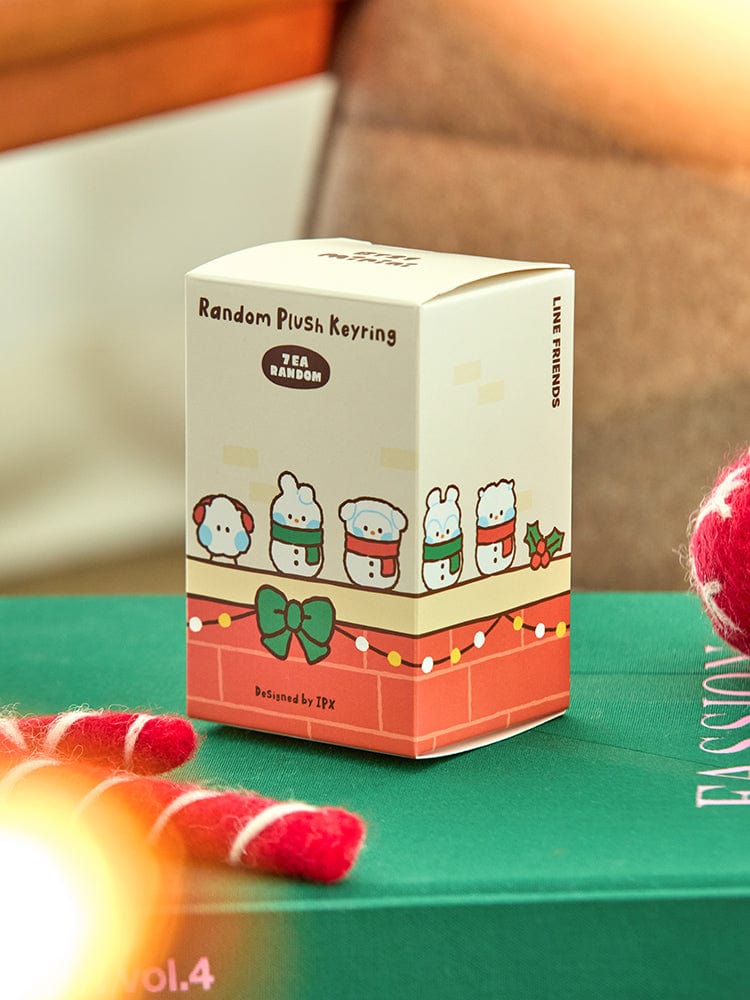 BT21 mini minini RANDOM SNOWMAN PLUSH KEYRING PETITE HOLIDAY, porte-clés peluche neige dans sa boîte sur fond coloré.