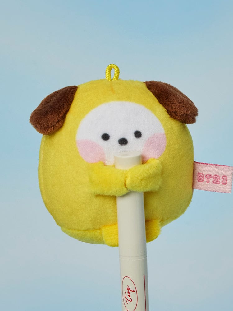 BT21 mini minini TINY POCKET PLUSH HUG ME, peluche jaune aux formes rondes, sur fond bleu clair, marque BT21