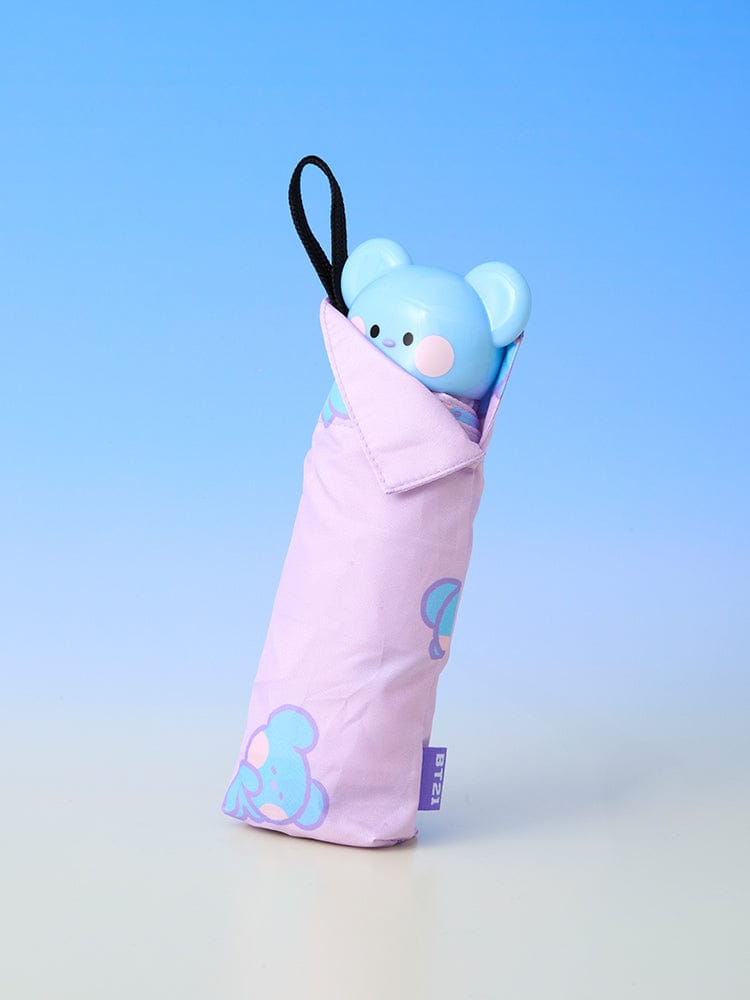 BT21 minini 3-TIER UMBRELLA RAINY DAY : parapluie 3 étages LINE FRIENDS, personnage bleu tenant l’ombrelle par temps de pluie